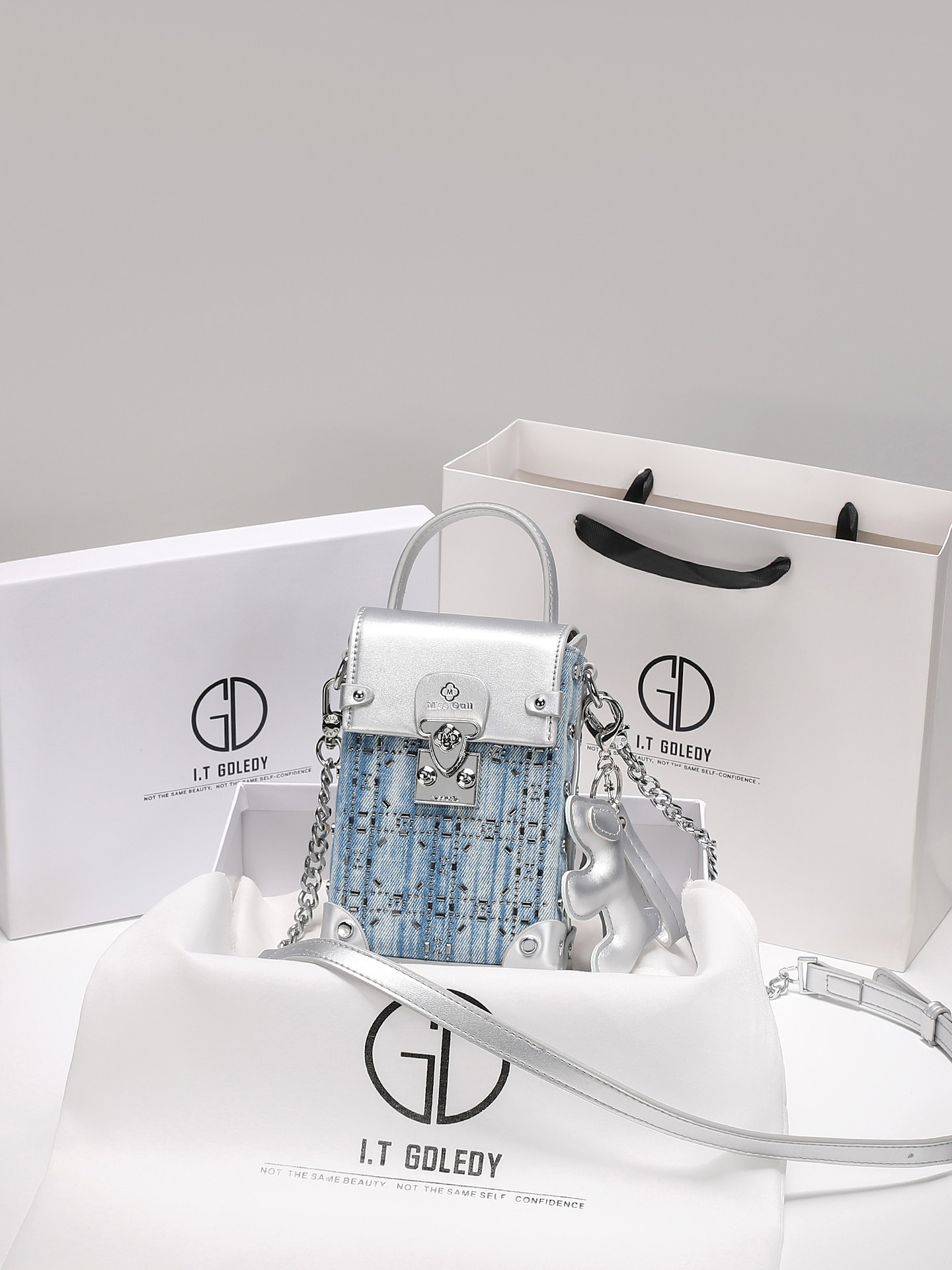 Luxury Bags Denim - 豪華で特別なハンドヘルド携帯電話バッグ、美しいダイヤモンドと多用途なデニムキャンバスを使用した女性用新作ファッションクロスボディバッグ