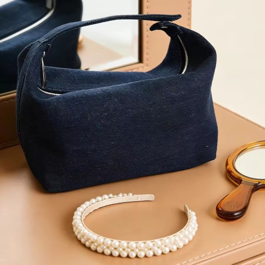 Luxury Bags Denim - レディース向け、高級感のあるデニム素材の大型ショルダーバッグ。おしゃれなエンボス加工の文字が施されたメイクアップバッグとしても使えるハンドバッグ。収納力も高く、普段使いや通勤に最適。