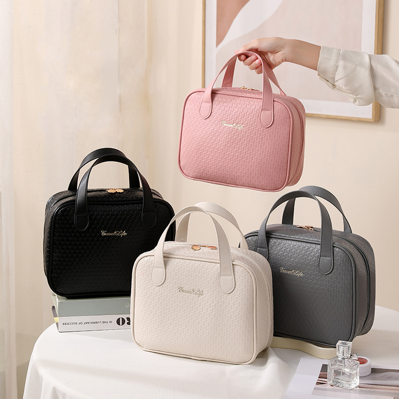 Luxury Bags Made In China - 大容量のトラベルコスメティックバッグ、新しいフレンチライトラグジュアリースタイル、ポータブルトラベルメイクアップ収納バッグ、ライトラグジュアリースタイル、毎日の通勤、タッチアップメイク、旅行や休暇のトイレタリー、出張、学生寮の整理整頓に、整理整頓して清潔に保ちます。 ポータブルなデザインは通勤や旅行に適しており、手で持ち運べます。ファンデーション、歯ブラシ、歯磨き粉、ウェットティッシュを収納できる大容量で、しわになりにくく耐久性のある柔らかいPU素材で作られています。