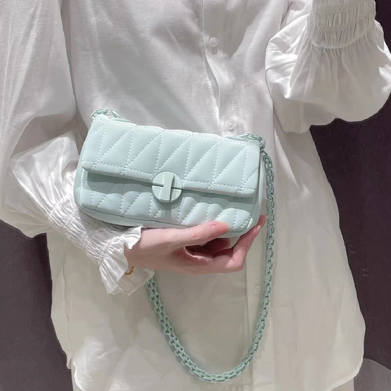 Chain Crossbody Quilted - 2026年新作、女性用、キルティング加工のチェーン付きフラップデザイン、スクエア型、高級感のある高品質レザー製、小さめのアンダーアームショルダーバッグ、クロスボディバッグ。