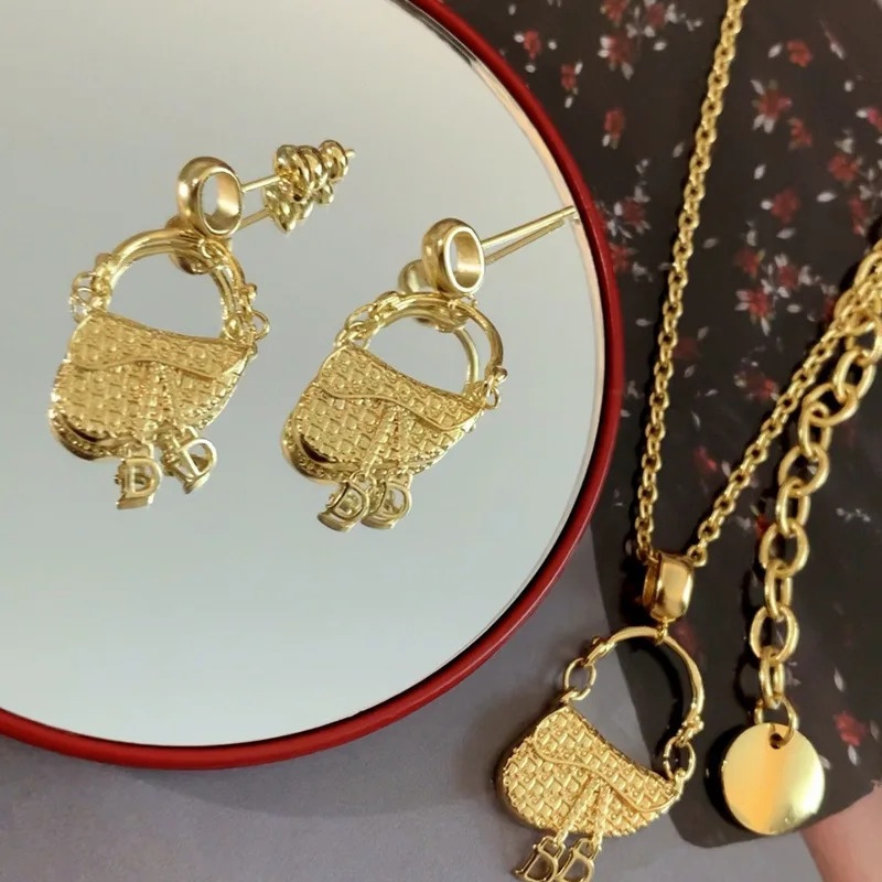 Luxury Bags In Sale - YISON フランス製高級金メッキ、サドルバッグ型ペンダントイヤリング＆ネックレス、エレガントで多用途、スタイリッシュな人気ジュエリーセット