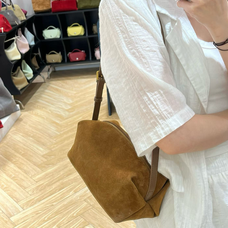 イニシャルをカスタマイズできるレディース用レザーピローバッグ - Luxury Bags Outlet のレビューと価格