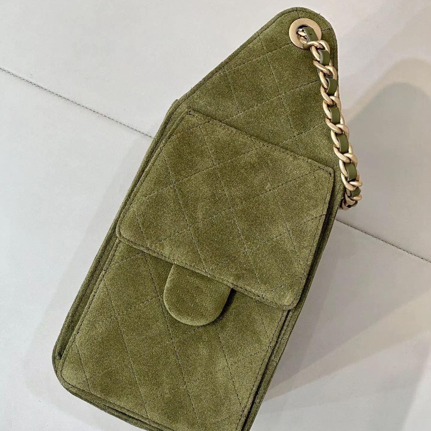 オリーブグリーンのスエードキルティングフォンクロスボディバッ - Chain Crossbody Quilted のレビューと価格