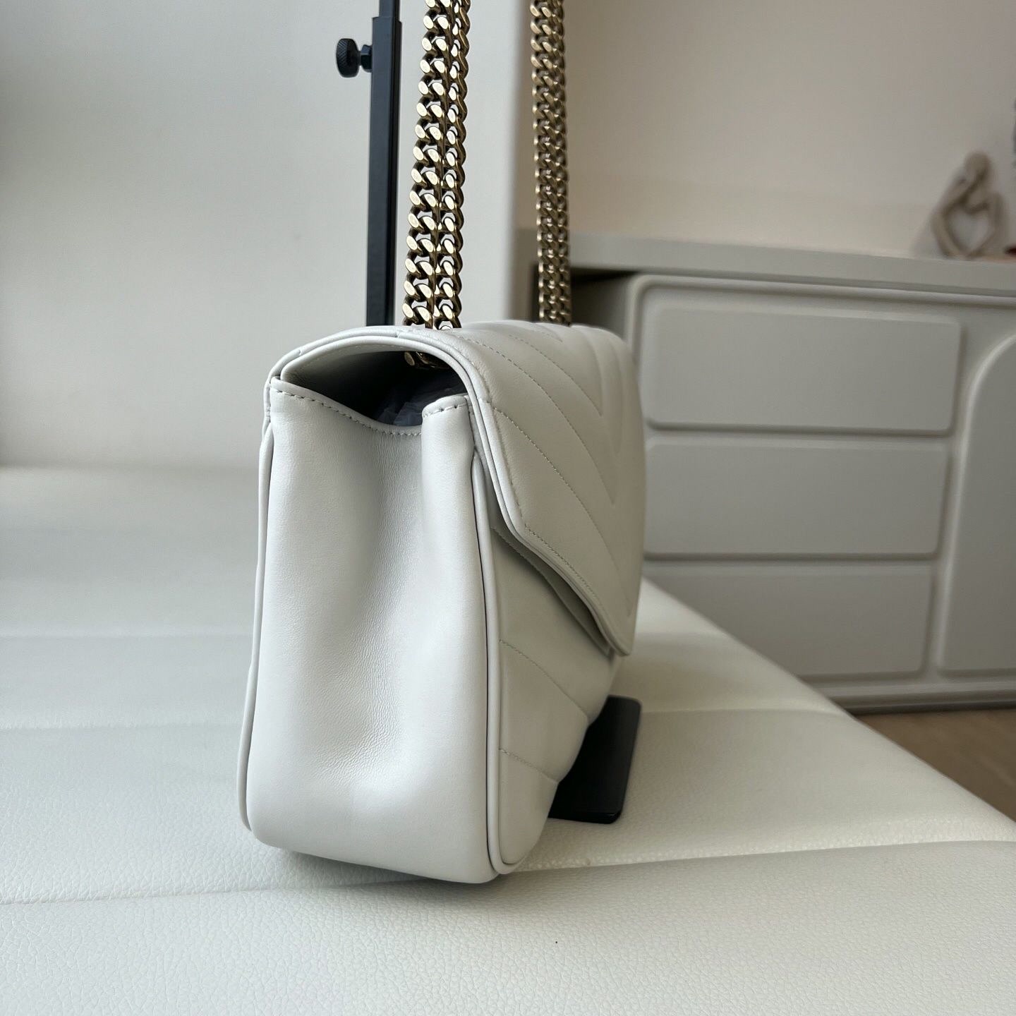 女性用クリームホワイトVキルティングソフトレザーフラップバッ - Chain Crossbody Quilted のレビューと価格